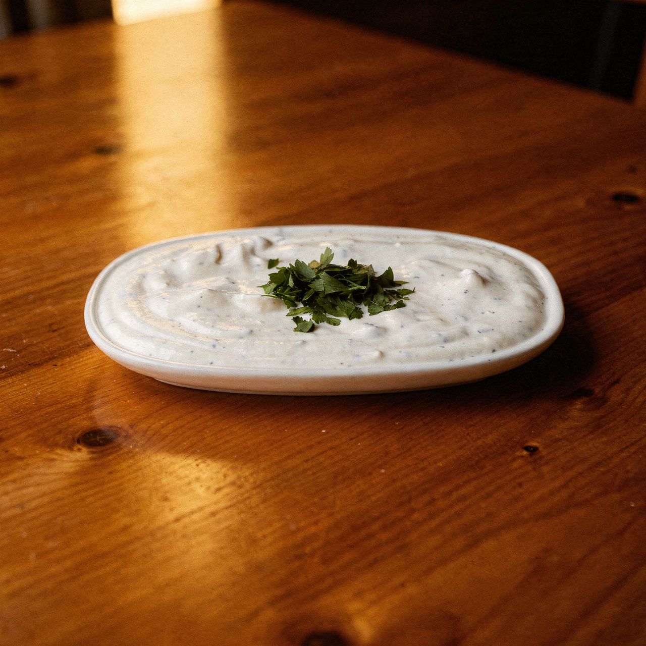 Joghurt-Dip mit Knoblauch und Gurke