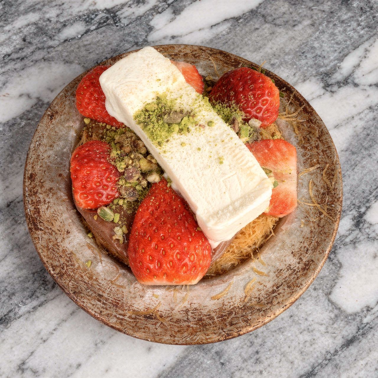 Engelshaar-Rolle mit Walnussfüllung / Cevizli Burma Kadayıf