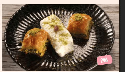 Özel Kuru Baklava mit Eis (Özel Kuru Baklava & Dondurma)