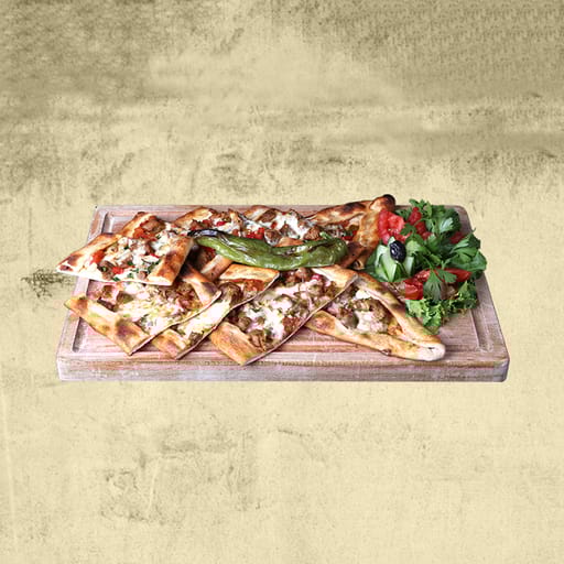 Pide mit Lammwürfeln und Käse