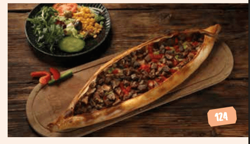 Pide mit Lammfleisch (Kuşbaşılı Karadeniz Pidesi)